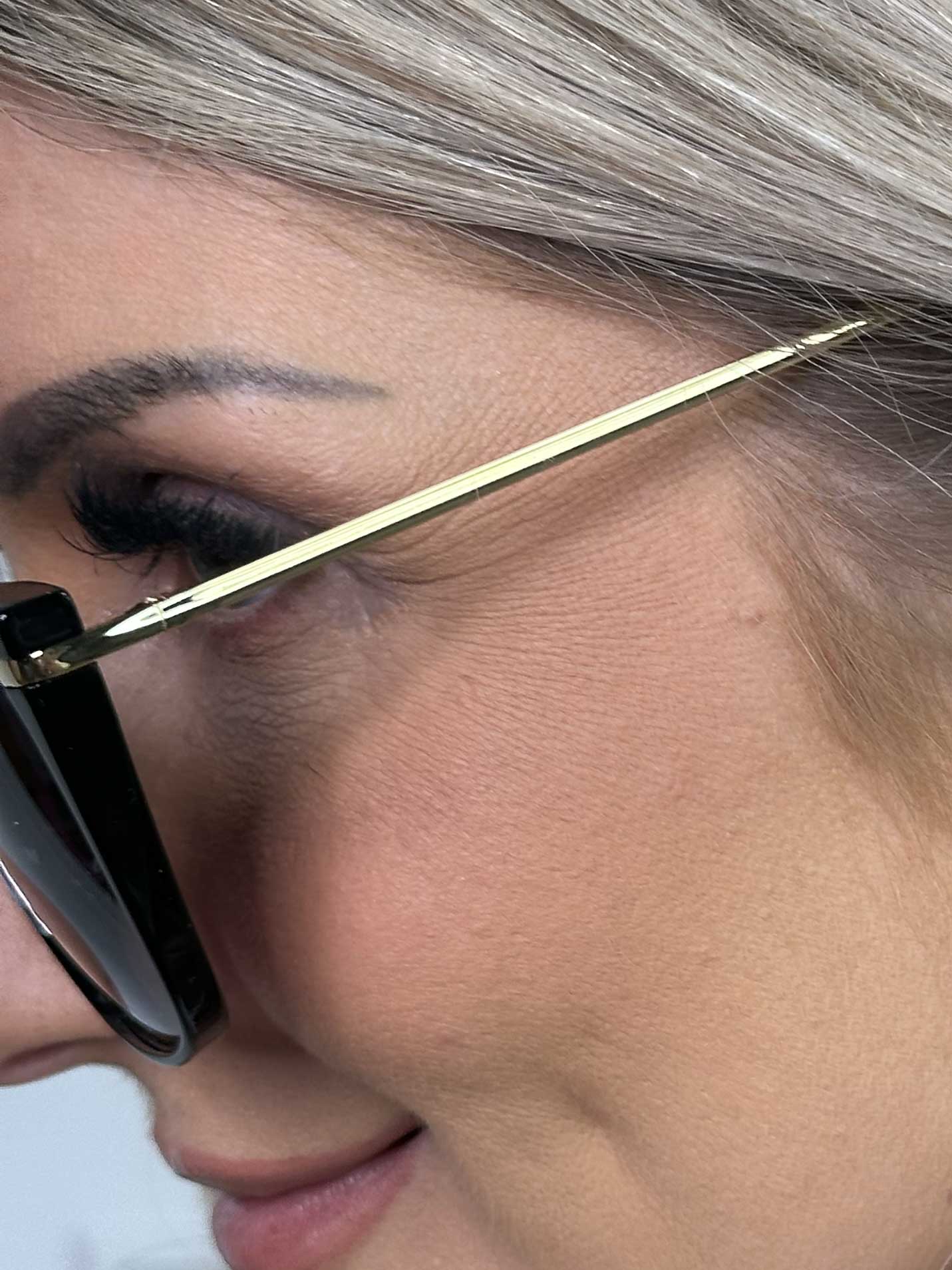 Megan - Sorte cat eye solbriller med guld stel